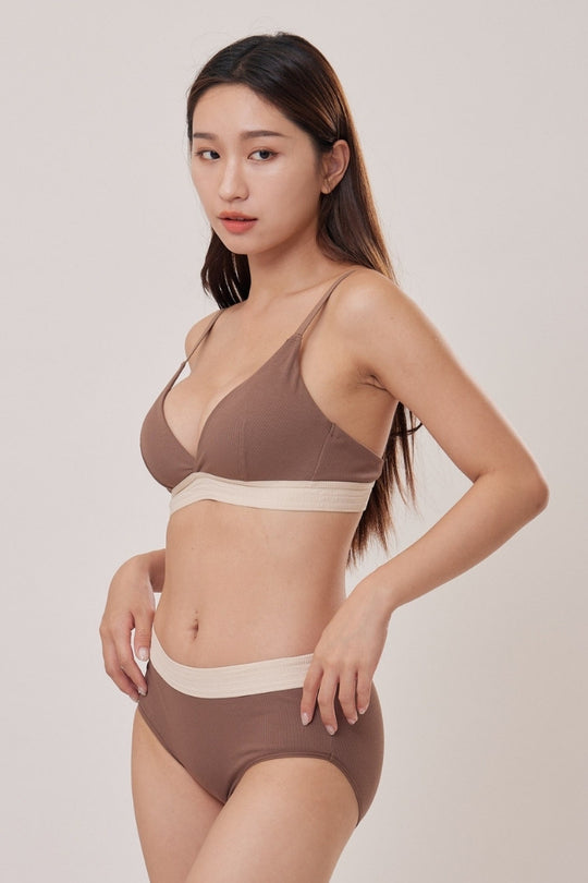 柔韌・美式深 V 拼色三角褲|可可棕