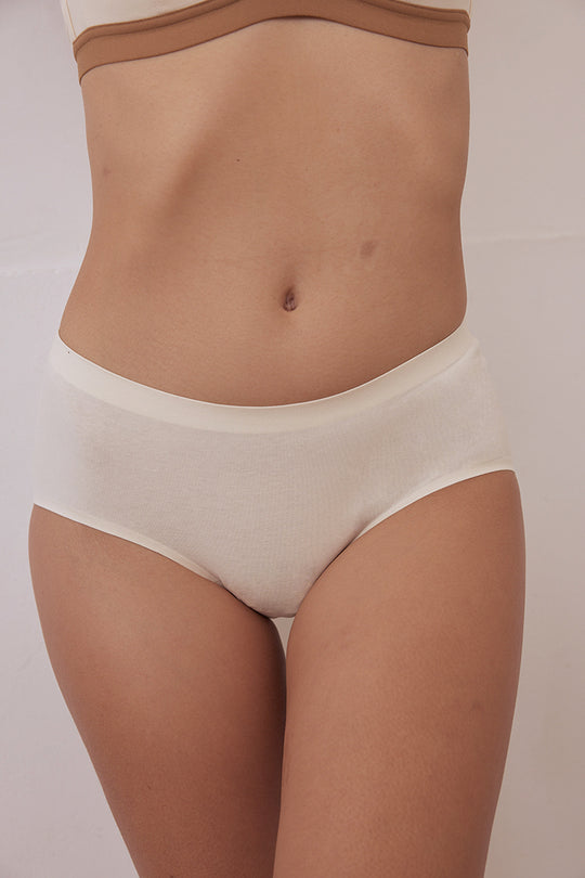 柔韌・中腰純色全包臀內褲|杏白