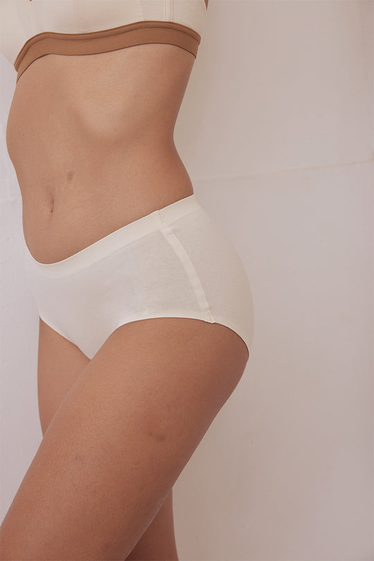 柔韌・中腰純色全包臀內褲|杏白