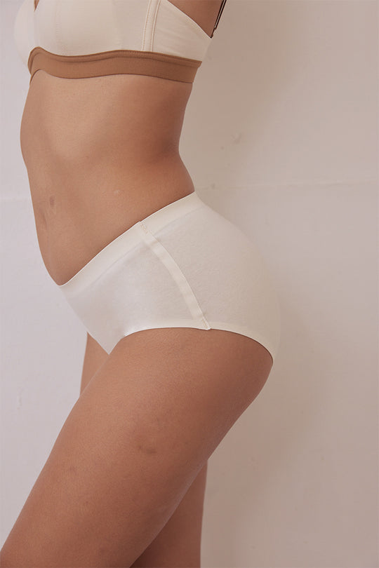 柔韌・中腰純色全包臀內褲|杏白