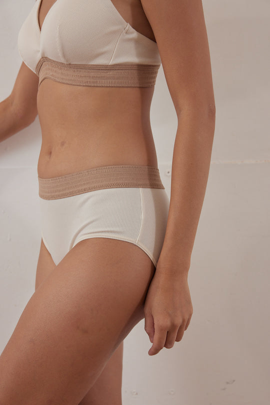 柔韌・美式深 V 拼色三角褲|燕麥咖