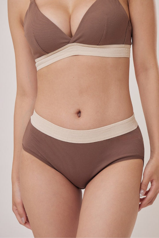 柔韌・美式深 V 拼色三角褲|可可棕